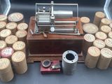 une machine posée sur une table