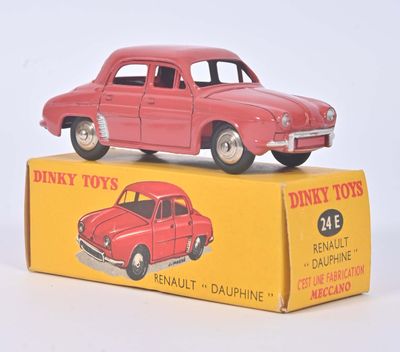 une petite voiture rouge posée sur une boîte