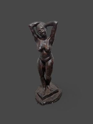 une image représentant une statue en bronze d'une femme, les mains posées sur la tête