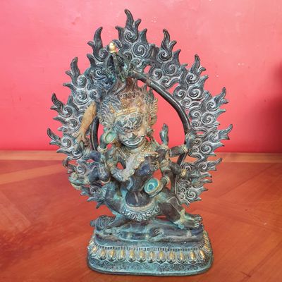 Divinité hindoue dans une mandorle, bronze patiné, H :