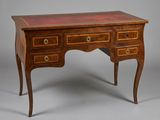 un vieux bureau en bois avec des tiroirs et des tiroirs sur le dessus