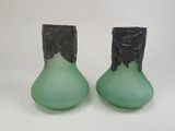 deux vases verts ornés de feuilles noires