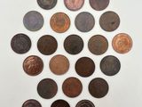 gros plan d'un paquet de pièces de monnaie posé sur une table