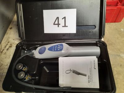 une boîte contenant un outil sur lequel figure le chiffre 41