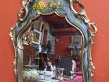 un miroir posé sur une table devant un mur