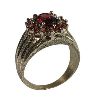 une image d'une bague sertie d'un grenat