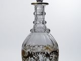 une bouteille en verre transparent ornée d'un motif décoratif
