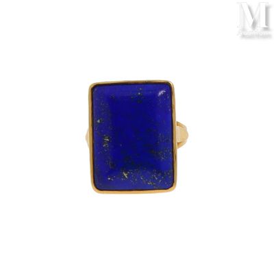une image représentant une bague en or sertie d'un lapis-lazuli