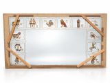une photo d'un miroir sur lequel sont représentés des animaux