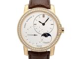 Le cadran blanc de la montre est orné de diamants.