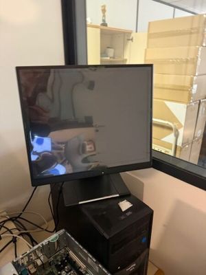 un écran d'ordinateur posé sur un bureau d'ordinateur