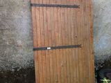 une porte en bois située à l'extérieur d'un bâtiment
