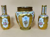 trois vases posés l'un à côté de l'autre sur une table