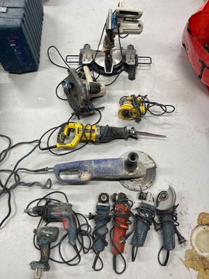 un grand nombre d'outils sur la table