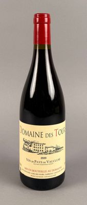 une bouteille de vin posée sur une table
