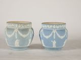 une paire de vases bleus et blancs posés sur une table blanche