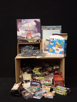beaucoup de jouets et de jeux sur une étagère