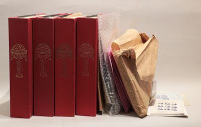 trois livres rouges empilés les uns sur les autres à côté d'un sac à dos