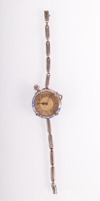une horloge accrochée au mur, à laquelle est attachée une chaîne