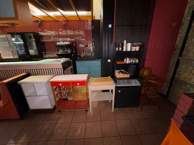 une cuisine équipée d'une cuisinière, d'un réfrigérateur, d'un évier et de placards