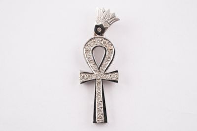un pendentif « ankht » orné de diamants sur fond blanc