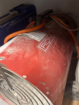 une image représentant un bidon d'essence rouge dans une armoire