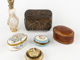 un grand nombre d'objets différents posés sur une table
