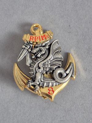 une broche en argent et en or ornée d'un dragon