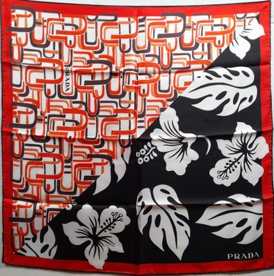 PRADA, MILANO. Carré en twill de soie à décor de fleurs styl…