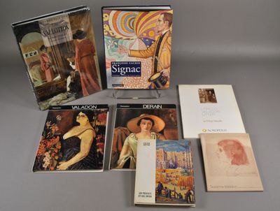 six livres posés sur une table, avec des photos de femmes portant des chapeaux