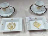 deux tasses et soucoupes posées sur une table