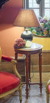 deux chaises et une table dans le coin d'une pièce