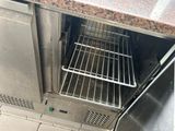 un petit four avec une grille placée au milieu