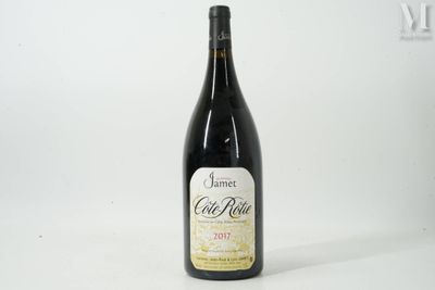 une bouteille de vin posée sur une table