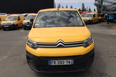 une camionnette jaune garée dans un parking