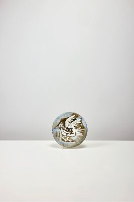 une boule de verre posée sur une table blanche