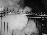 photographie en noir et blanc montrant de la vapeur s'échappant d'un tuyau dans la neige