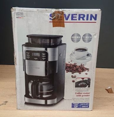 La boîte d'une cafetière est posée sur une table
