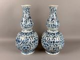 deux vases bleus et blancs posés sur une table