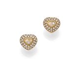 une paire de boucles d'oreilles en forme de cœur, en diamants et en or 18 carats