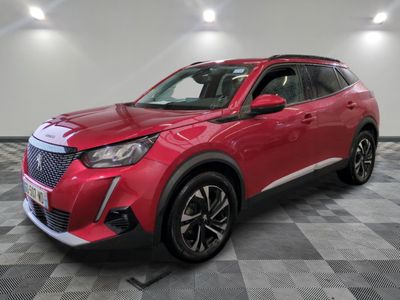 un SUV Toyota C-HR rouge de 2020 garé sur un sol à damier