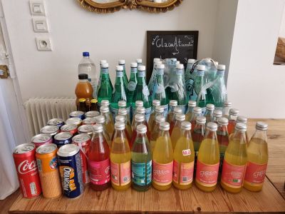 de nombreuses bouteilles de soda et de boissons gazeuses sur la table