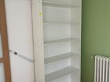 une pièce vide avec un radiateur et une bibliothèque