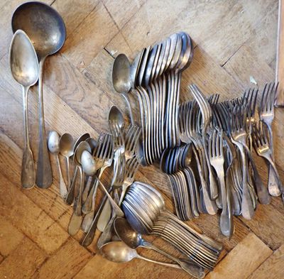 beaucoup de cuillères en argent et de petites cuillères par terre