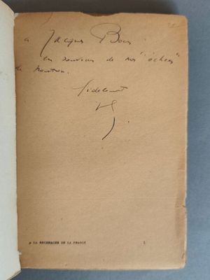 un gros plan d'un livre sur lequel on voit une page écrite à la main