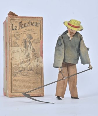 une figurine représentant un homme muni d'un bâton et d'un livre