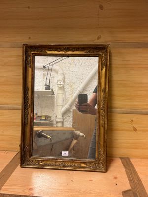 une photo du reflet d'une personne dans un miroir