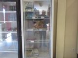 deux réfrigérateurs placés l'un à côté de l'autre dans un magasin