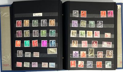 un livre avec beaucoup de timbres