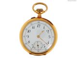 gros plan d'une montre de poche sur fond blanc